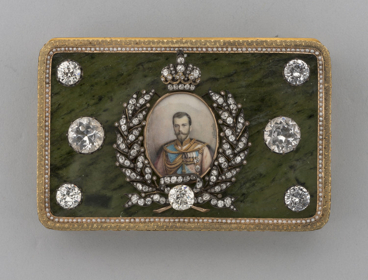 Табакерка презентационная с портретом императора Николая II - фото, ракурс 1