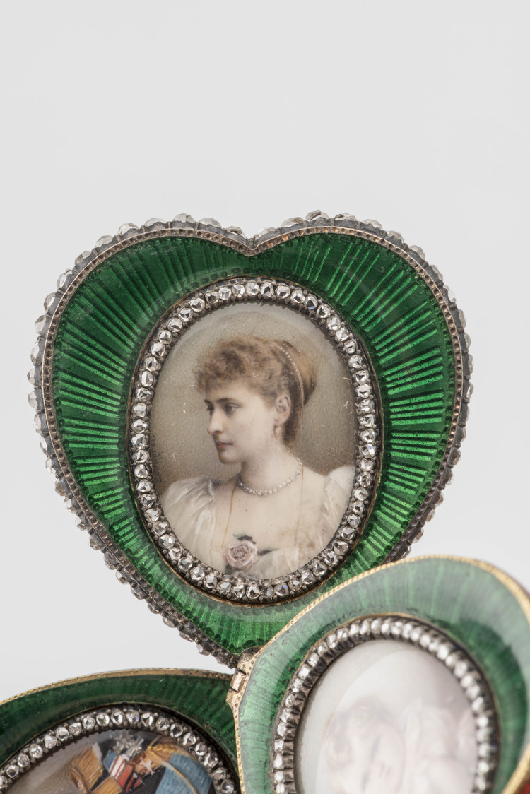 Heart-shaped frame with three miniatures - фото, ракурс 4