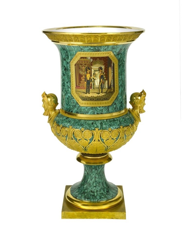 Pair of crater vases with depictions of the ranks of the grenadier troops in the halls of the Winter Palace and Tuileries - фото, ракурс 1