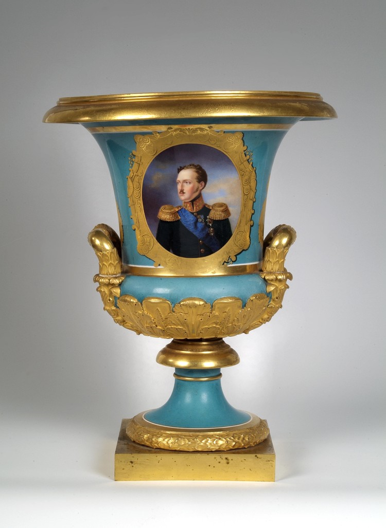 Crater vase with a portrait of emperor Nicholas I, after the original painting by Franz Krüger - фото, ракурс 1