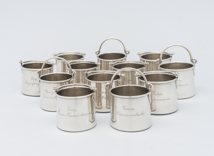 Set of twelve personalized military officer drinking vessels in the shape of silver buckets - фото, ракурс 1