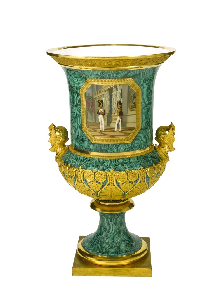 Pair of crater vases with depictions of the ranks of the grenadier troops in the halls of the Winter Palace and Tuileries - фото, ракурс 4