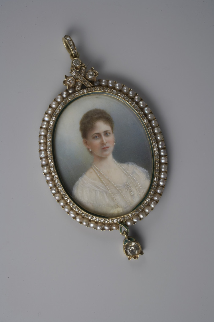 Medallion pendant with a portrait of Grand Duchess Elizaveta Feodorovna - фото