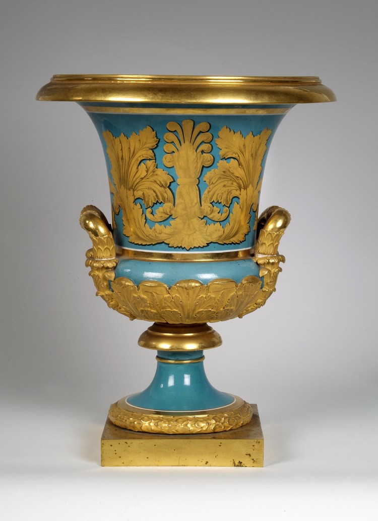 Crater vase with a portrait of emperor Nicholas I, after the original painting by Franz Krüger - фото, ракурс 2