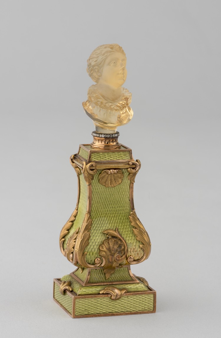 Scent bottle with a top shaped as a woman's head - фото, ракурс 3