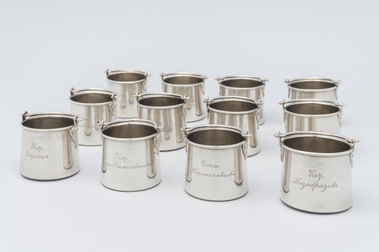 Set of twelve personalized military officer drinking vessels in the shape of silver buckets - фото, ракурс 2