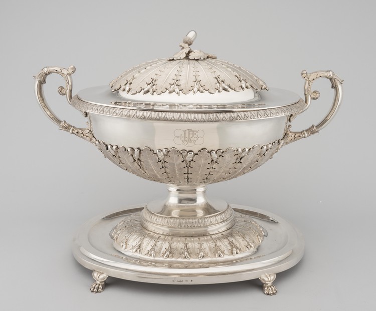 Tureen with cover on stand - фото, ракурс 1