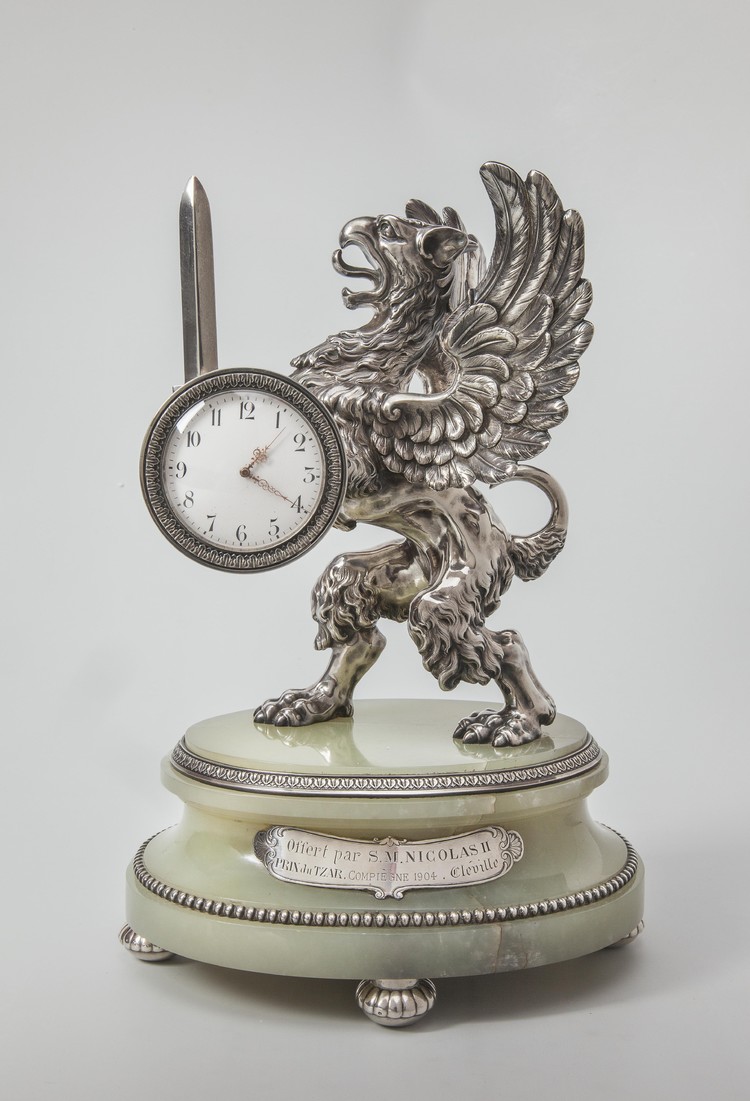 Desk clock in the shape of a heraldic Romanov griffon - фото, ракурс 1