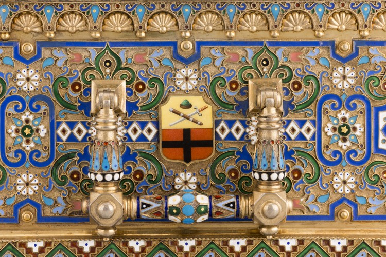Шкатулка в виде сундука с изображением гербов городов Рязанской губернии - фото, ракурс 11