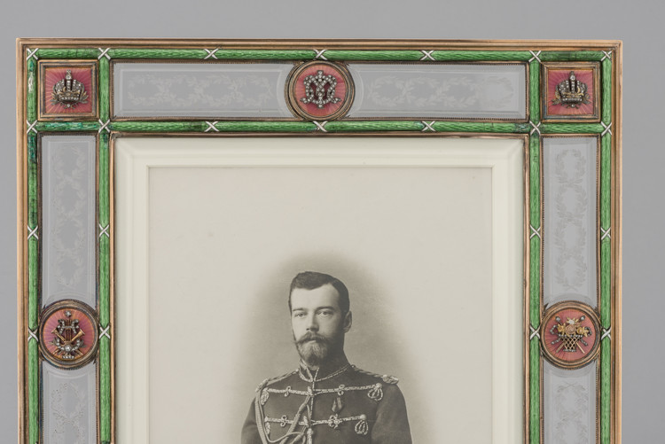 Рамка с портретом императора Николая II в форме Лейб-гвардии гусарского Его Императорского Величества полка - фото, ракурс 2