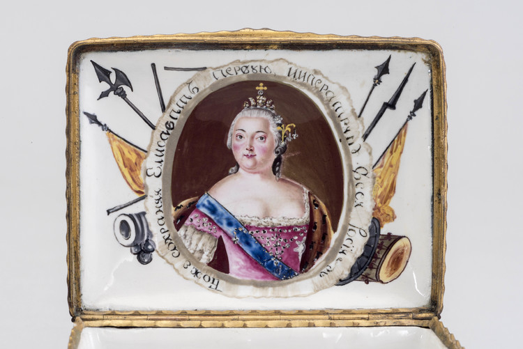 Табакерка с изображением битвы при Кунерсдорфе и портретом императрицы Елизаветы Петровны - фото, ракурс 2