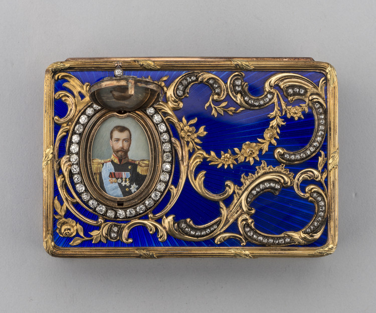 Табакерка с монограммой и портретом Николая II - фото, ракурс 1