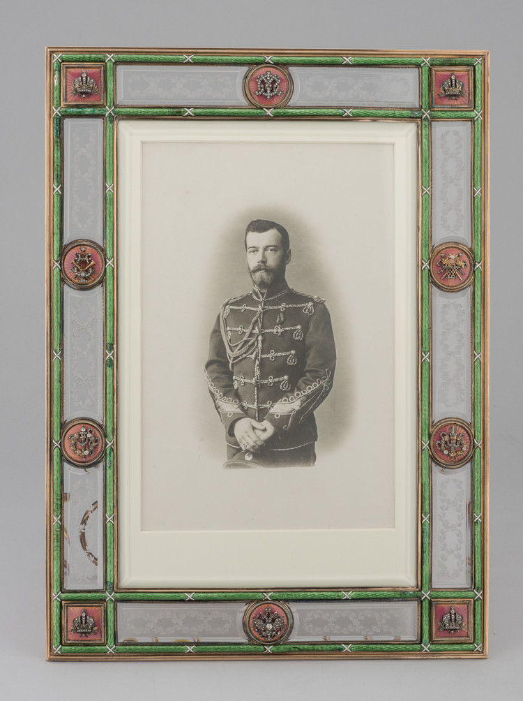 Рамка с портретом императора Николая II в форме Лейб-гвардии гусарского Его Императорского Величества полка - фото, ракурс 1